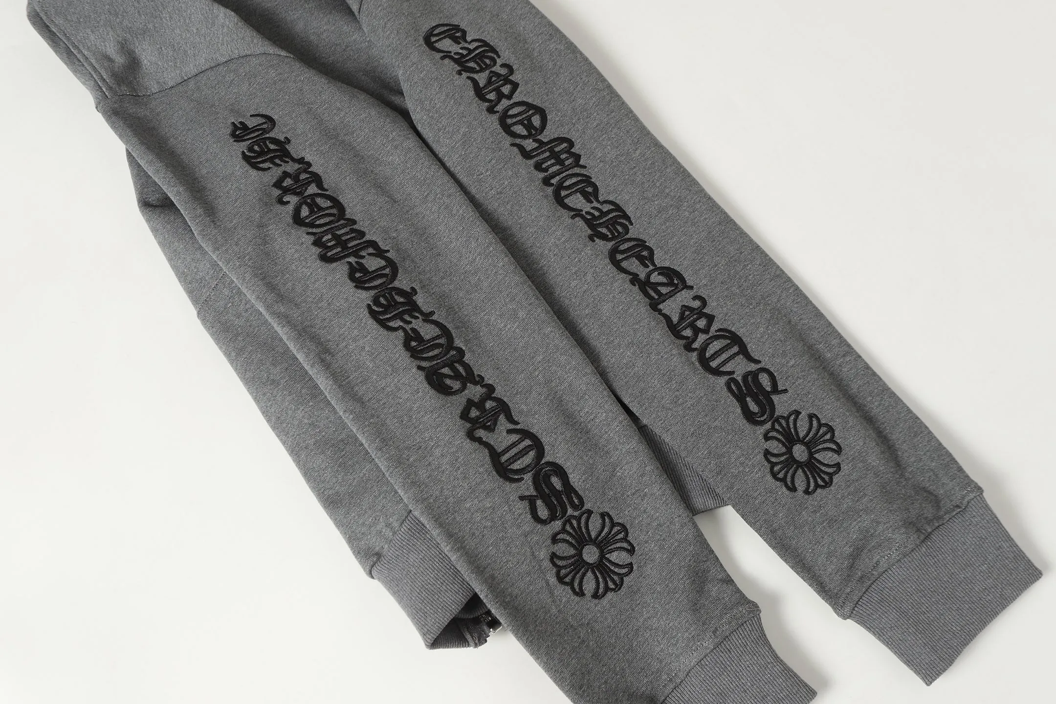 P280 Cross-border running quantity model, please do not place an order if you pursue quality - Chrome Hearts/Chrome Hearts Sanskrit embroidered high-density zipper sweatshirt cardigan jacket - High weight, high density and high quality. The wool is soft, delicate and skin-friendly. Soft and silky to the touch. Excellent warmth and skin-friendly properties. - Custom-woven and custom-dyed, no color difference. No matter the fabric or workmanship details, it beats the ordinary version on the market. - Hardware zipper accessories are all customized, full of details - Color: black gray - Size: S M L XL